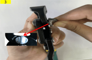3/ Turn the Width knob, ensuring that the lugs are re-engaged.